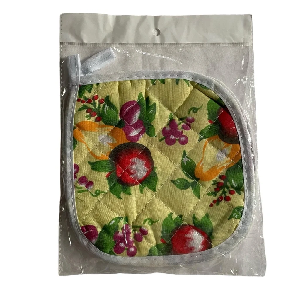 Four Pot Holders and Two Dish Cloths Fruits Florals Red White